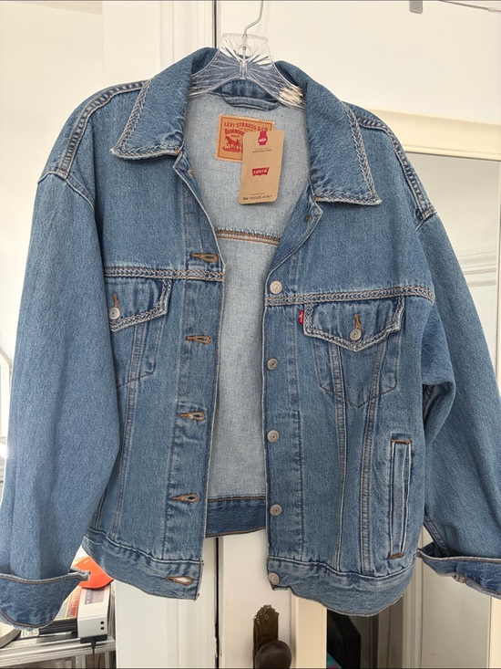Levi's Jackets & Blazers - Levi's Medium wash Blue Denim Jean Jacket NWT